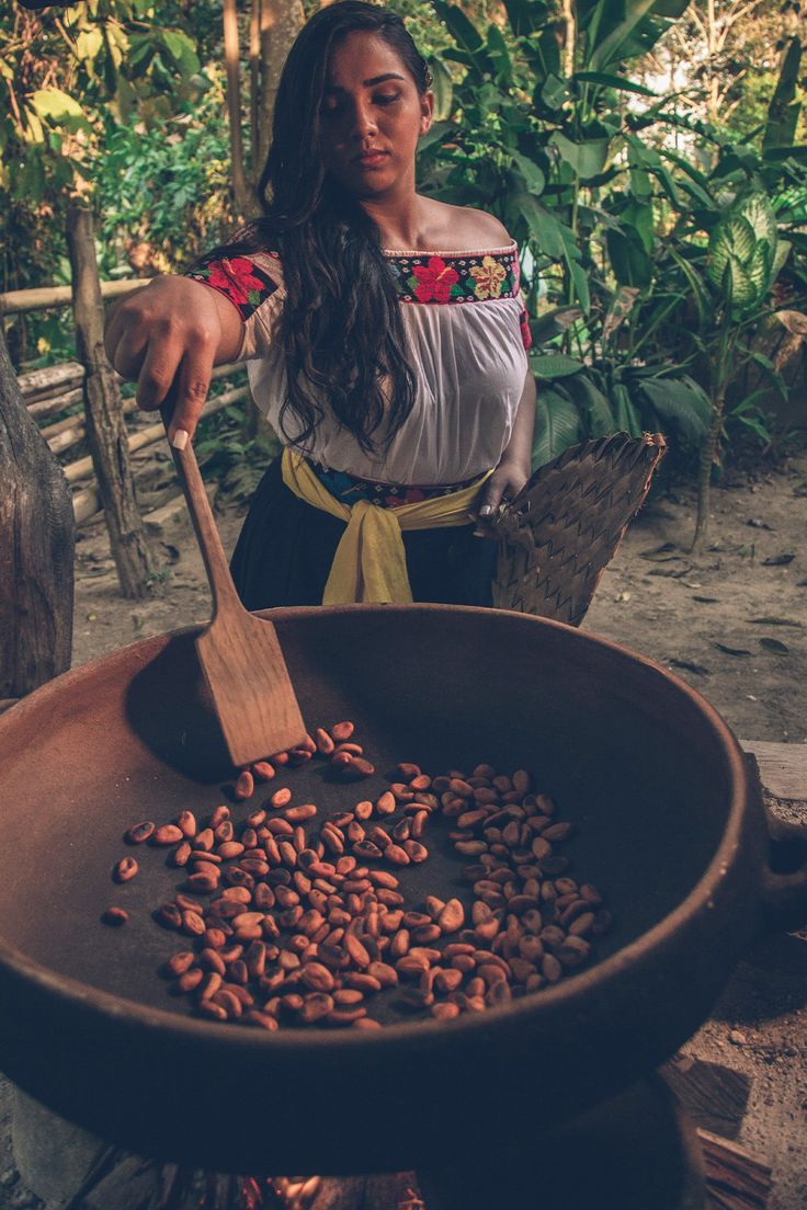 Tostado artesanal del cacao en recipiente de barro