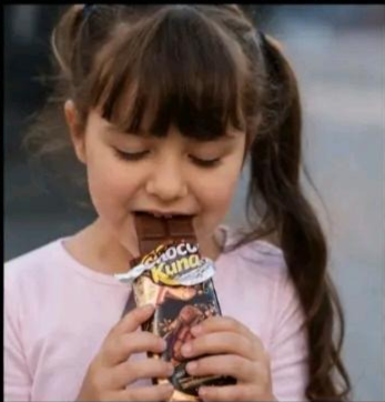 Niña disfrutando CHOCOKUNA