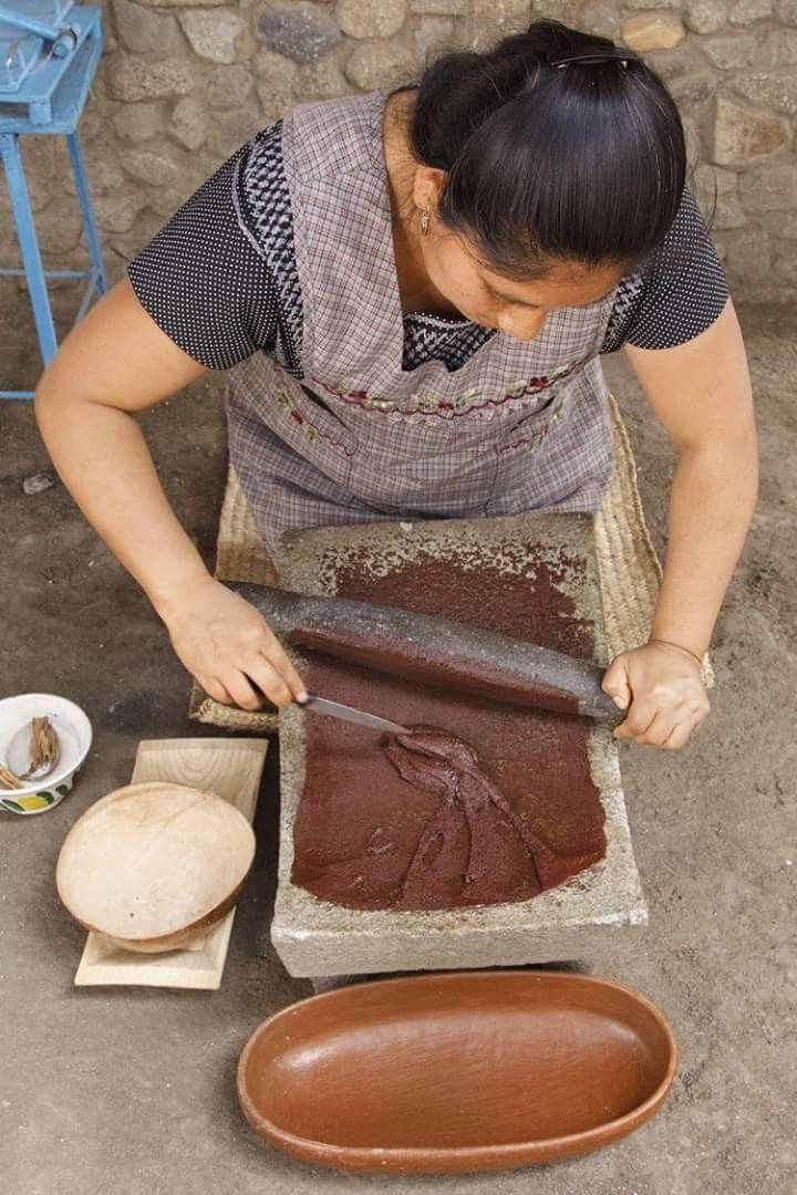 Procesamiento tradicional del cacao sobre piedra de moler